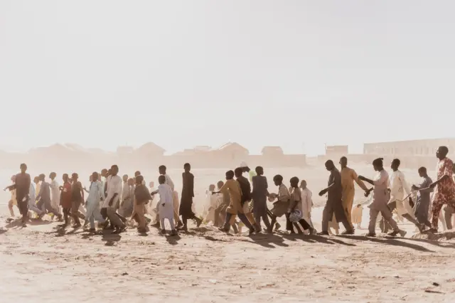 شباب من نيجيريا في قرية أعيد إعمارها بعد سنوات من العنف والهجمات المتطرفة.