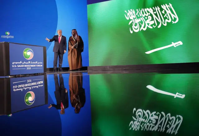 جانب من وصول الرئيس الأمريكي دونالد ترامب وولي العهد السعودي محمد بن سلمان إلى منتدى الاستثمار الأمريكي السعودي في مركز كينيدي في 19 نوفمبر/ تشرين الثاني 2025 في واشنطن العاصمة.