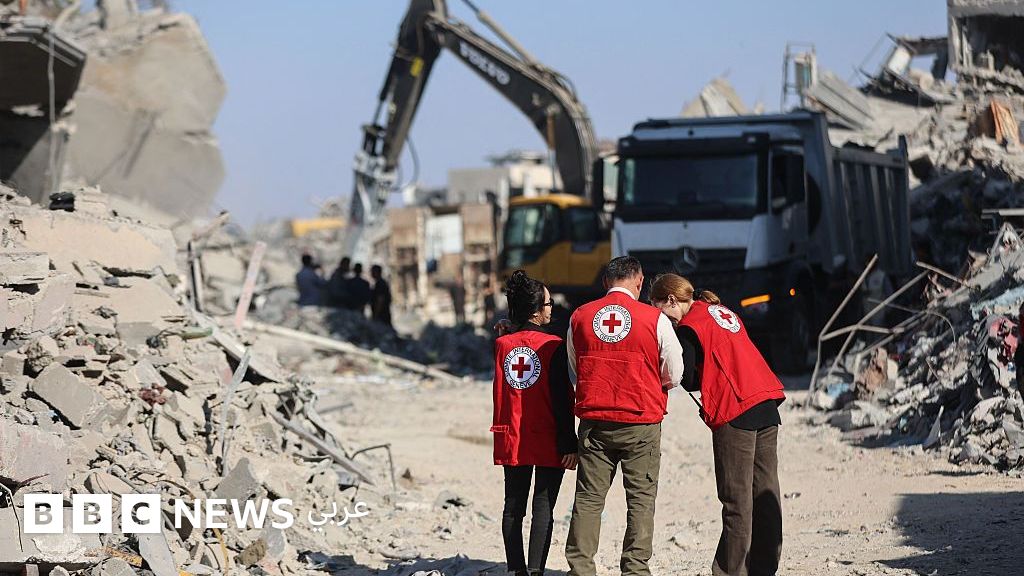 إسرائيل تقول إن الجثث الثلاثة التي تسلمتها من غزة لا تعود للرهائن، وحماس: “قمنا بتسليمها لقطع الطريق على ادعاءات العدو” إسرائيل تقول إن الجثث الثلاثة التي تسلمتها من غزة لا تعود للرهائن، وحماس: "قمنا بتسليمها لقطع الطريق على ادعاءات العدو"