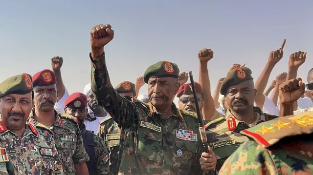 زار رئيس مجلس السيادة السوداني وقائد الجيش، الفريق أول عبد الفتاح البرهان، مخيم العفاد الذي أُنشئ حديثًا في الدبة، ولاية شمال دارفور، حيث لجأ عشرات الآلاف من السودانيين بعد نزوحهم بسبب الاشتباكات التي أعقبت استيلاء قوات الدعم السريع على الفاشر، عاصمة شمال دارفور، في 26 أكتوبر/تشرين الأول. 