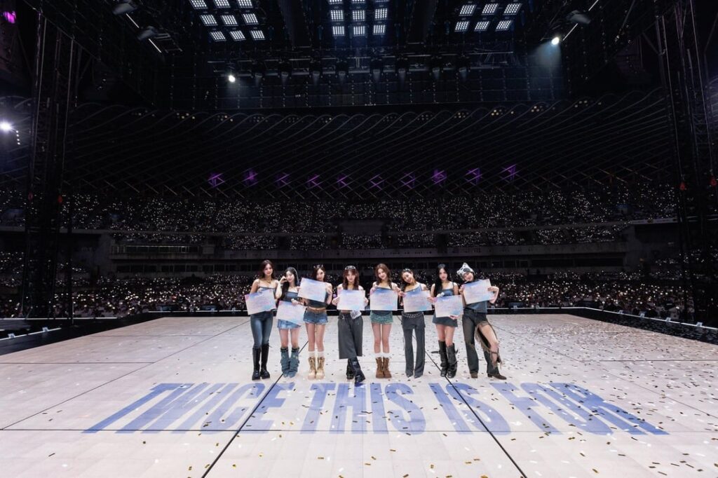 251122 تحديث تويتر - مرتين  جولة عالمية في كاوشيونغ - اليوم الأول شعرت بأداء خاص في منزل TZUYU الليلة 💞 نراكم غدًا، كاوشيونغ مرة واحدة! 🍓