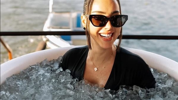 أبرزهم بسمة بوسيل.. نجوم ونجمات يعتمدون مغطس الثلج للحفاظ على جمالهم