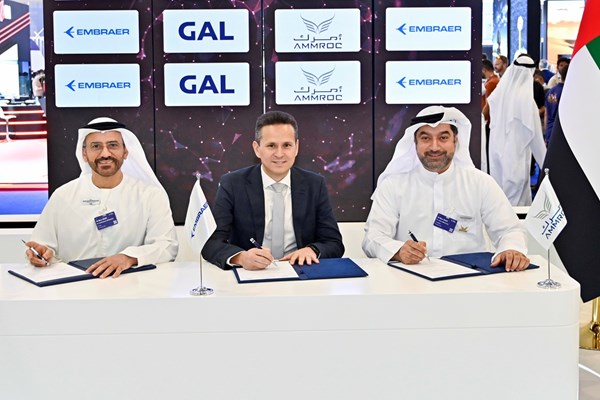 «أمرك» و«إمبراير» تبحثان شراكة لتعزيز دعم وصيانة الطائرات «أمرك» و«إمبراير» تبحثان شراكة لتعزيز دعم وصيانة الطائرات
