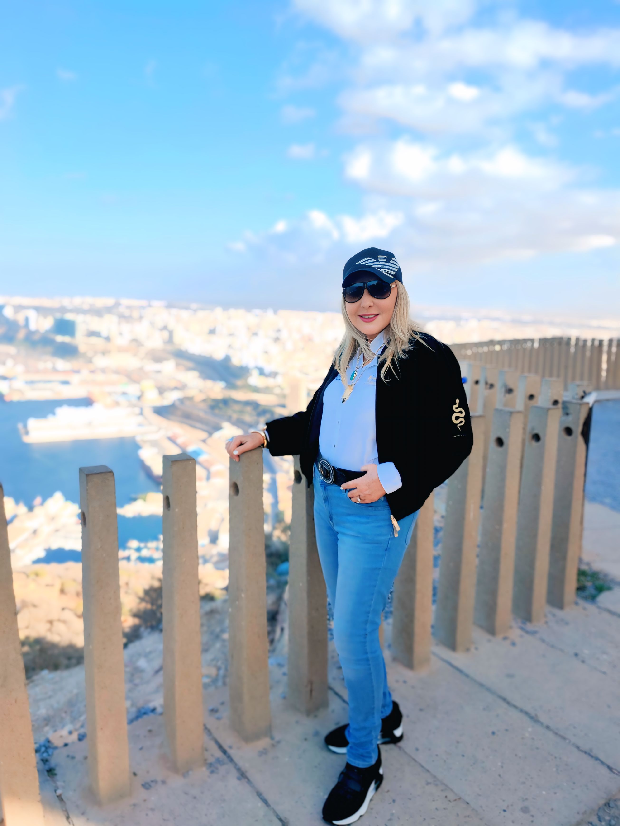 نادية الجندي تستعرض جمال الطبيعة في وهران بالجزائر