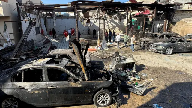 يتجمع الناس والمسعفون في موقع الغارة الإسرائيلية التي قتلت عدة أشخاص مساء أمس، وفقاً لوزارة الصحة اللبنانية، داخل مخيم عين الحلوة للاجئين الفلسطينيين في مدينة صيدا الجنوبية.