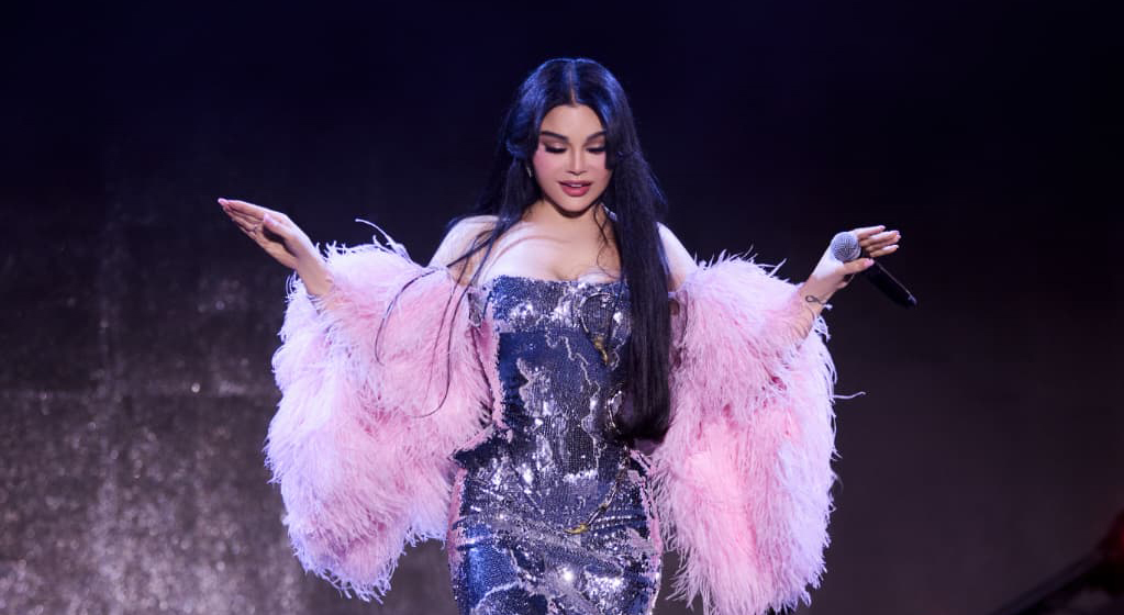 بالصور- هيفا وهبي تتألق في موسم الرياض بليلة لا تُنسى وفستان ساحر من رامي سلمون