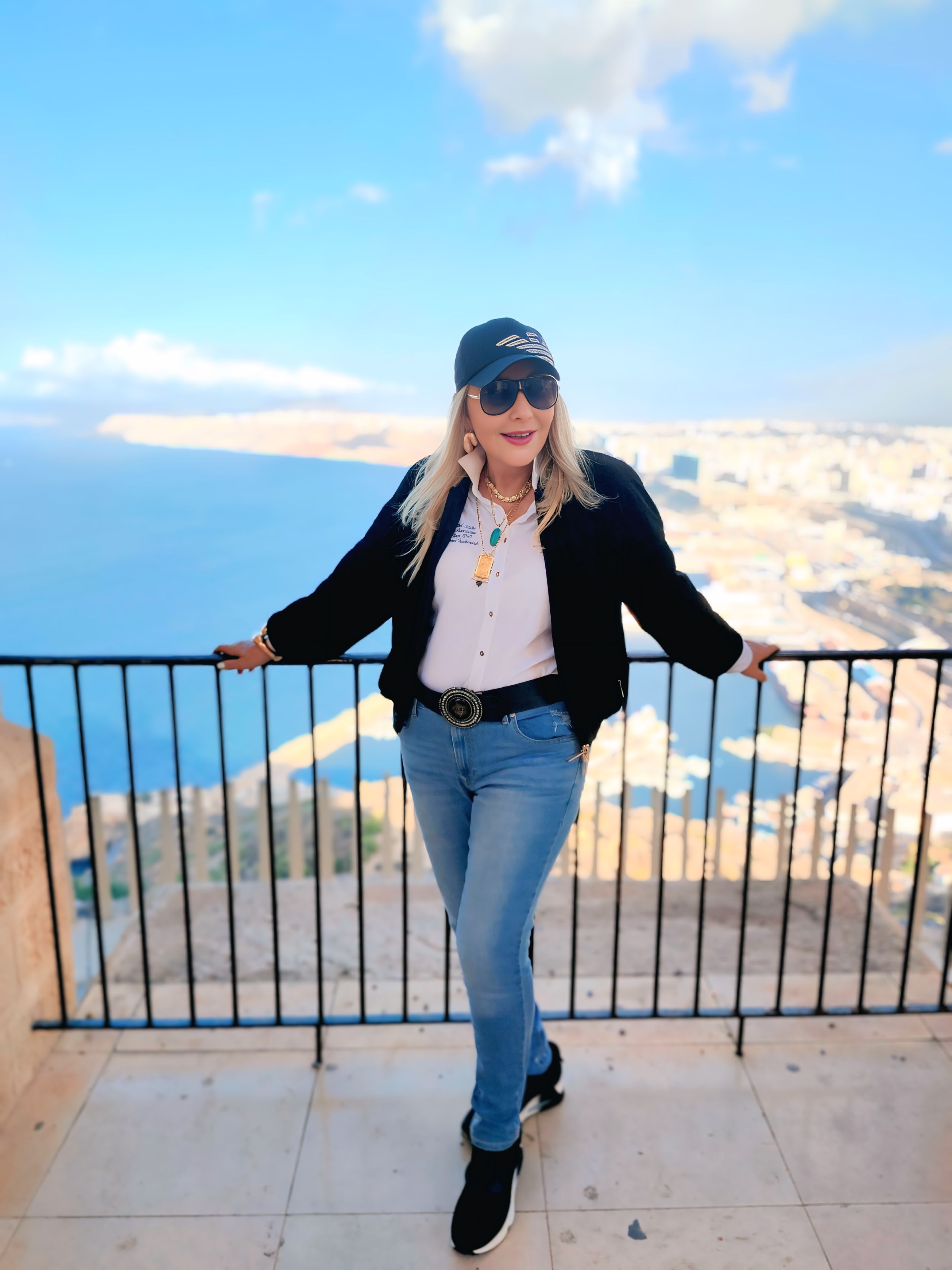 نادية الجندي تستعرض جمال الطبيعة في وهران بالجزائر