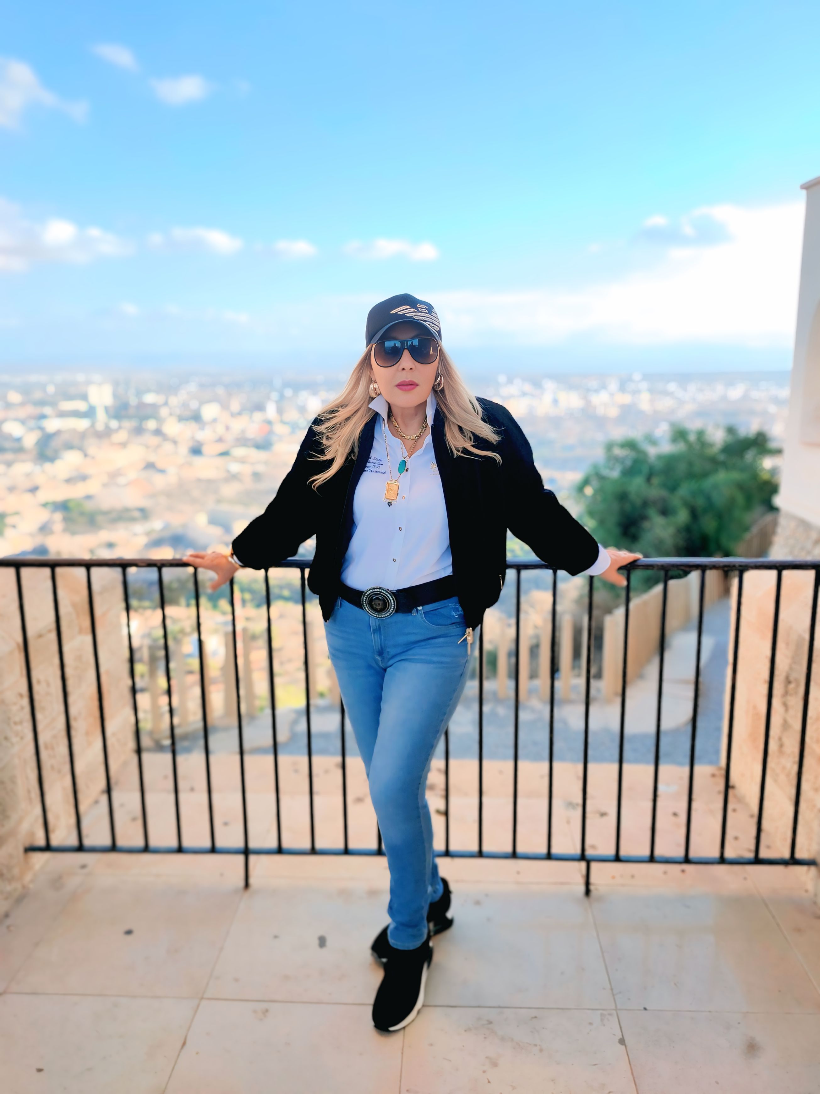 نادية الجندي تستعرض جمال الطبيعة في وهران بالجزائر