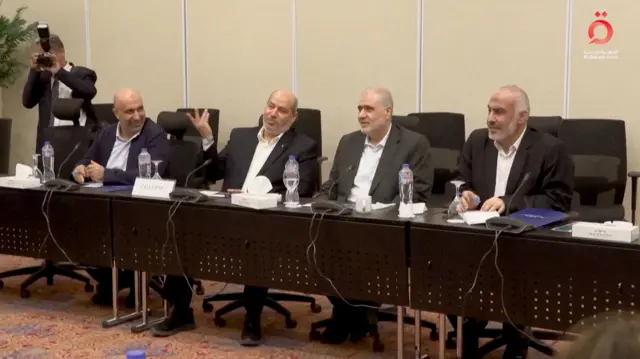 خليل الحية، المسؤول البارز في حماس، يُشير بيده أثناء حضوره اجتماعًا مع وفود مصرية وقطرية وتركية قبل إعلان اتفاق وقف إطلاق النار في غزة، في شرم الشيخ، مصر، 8 أكتوبر/تشرين الأول 2025.