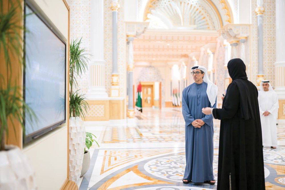 سموه مستمعاً لشرح حول برامج النسخة الثانية من المؤتمر
