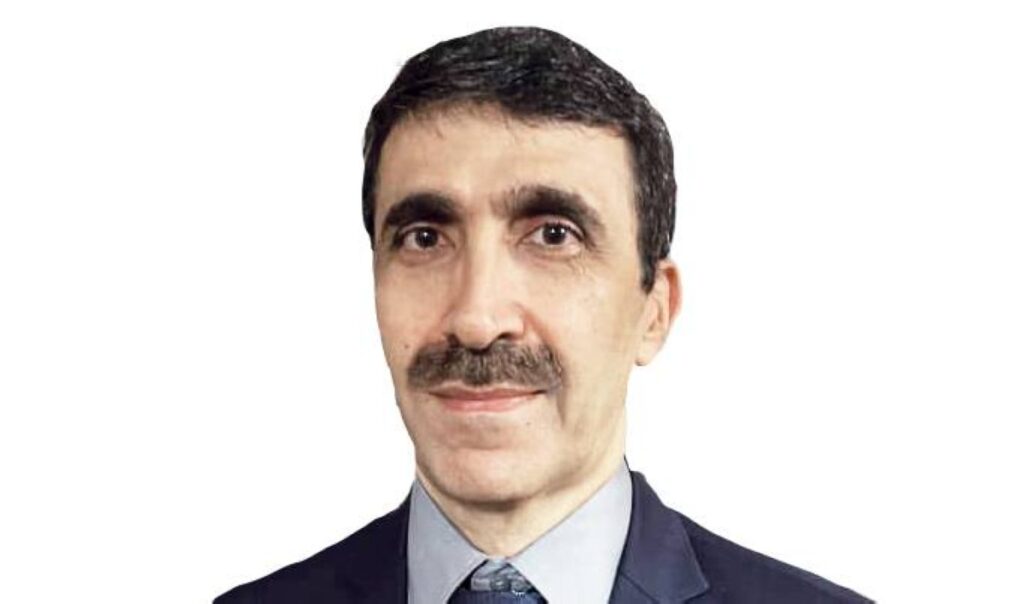مجيد أحمدي.. رحلة فنية تمزج المنمنمات بالواقعية والخط العربي Al Bayan