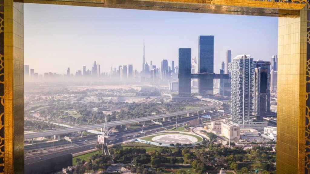 صورة زايد وراشد تزيّن الدوار المقابل لمبنى “البرواز” الأيقوني بدبي Al Bayan