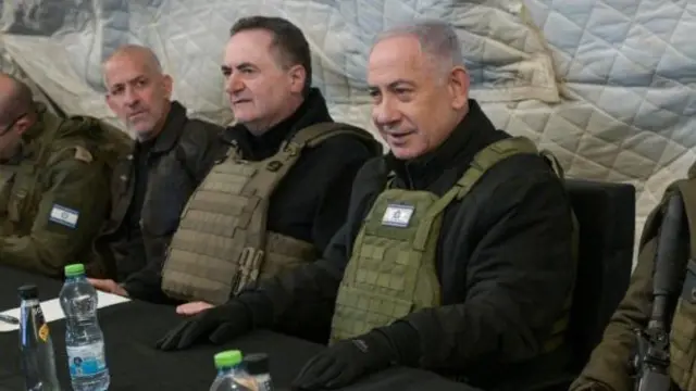 نتنياهو خلال زيارة لمنطقة جبل الشيخ في الجانب السوري من الحدود في 17 ديسمبر/كانون الأول 2024، وإلى جانبه وزير الدفاع يسرائيل كاتس ومسؤولين آخرين، جميع من في الصورة تقريباً يرتدون لباساً عسكرياً.