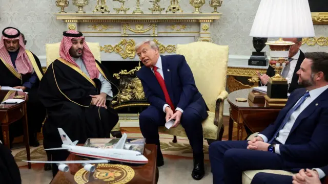 يتحدث الرئيس الأمريكي دونالد ترامب خلال اجتماع مع ولي العهد ورئيس الوزراء السعودي محمد بن سلمان في المكتب البيضاوي بالبيت الأبيض في واشنطن العاصمة، الولايات المتحدة، في 18 نوفمبر/تشرين الثاني 2025. رويترز/إيفلين هوكستين