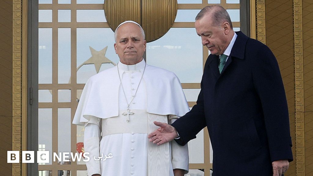 البابا لاون الرابع عشر يلتقي الرئيس التركي في أنقرة في مستهل أول جولة خارجية له