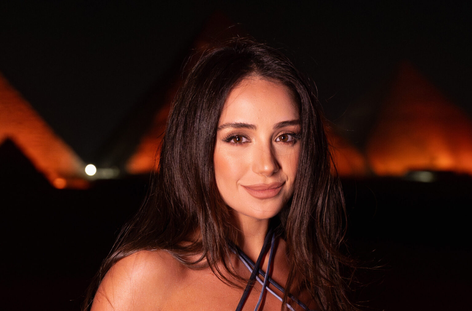 خاص بالفيديو والصور- كارلا شمعون… حين يلتقي دفء الصوت بروح الأهرامات الخالدة