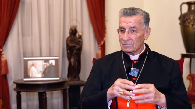 البطريرك الماروني  بشارة بطرس الراعي جالساً في لقاء مع بي بي سي