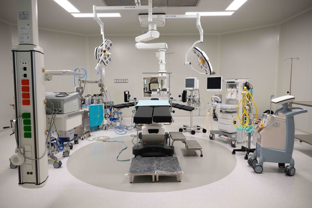 نيابة عن رئيس الدولة.. ذياب بن محمد بن زايد يشهد افتتاح مستشفى «الإمارات – إندونيسيا لأمراض القلب»