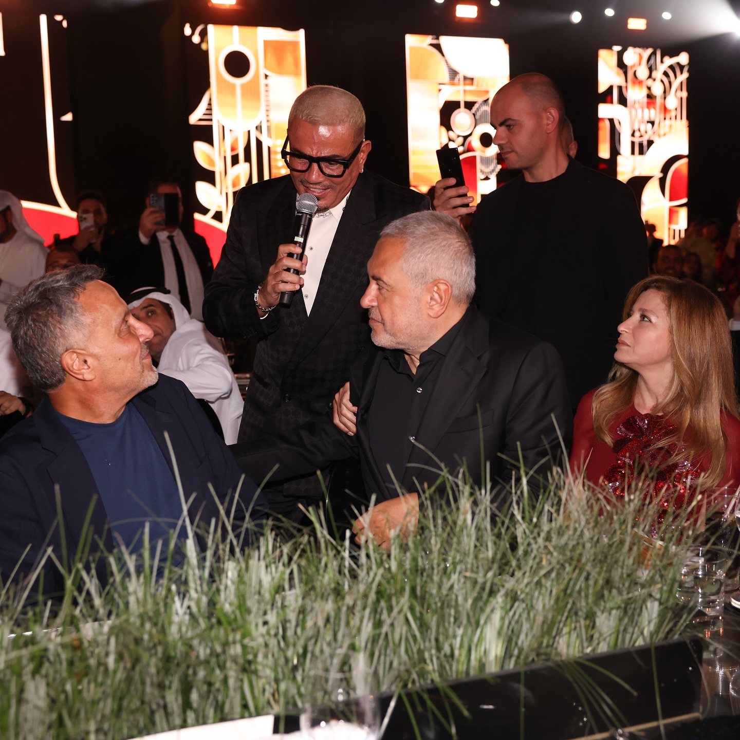 عمرو دياب في وصلة غنائيّة أثناء الحفل (إنستغرام)