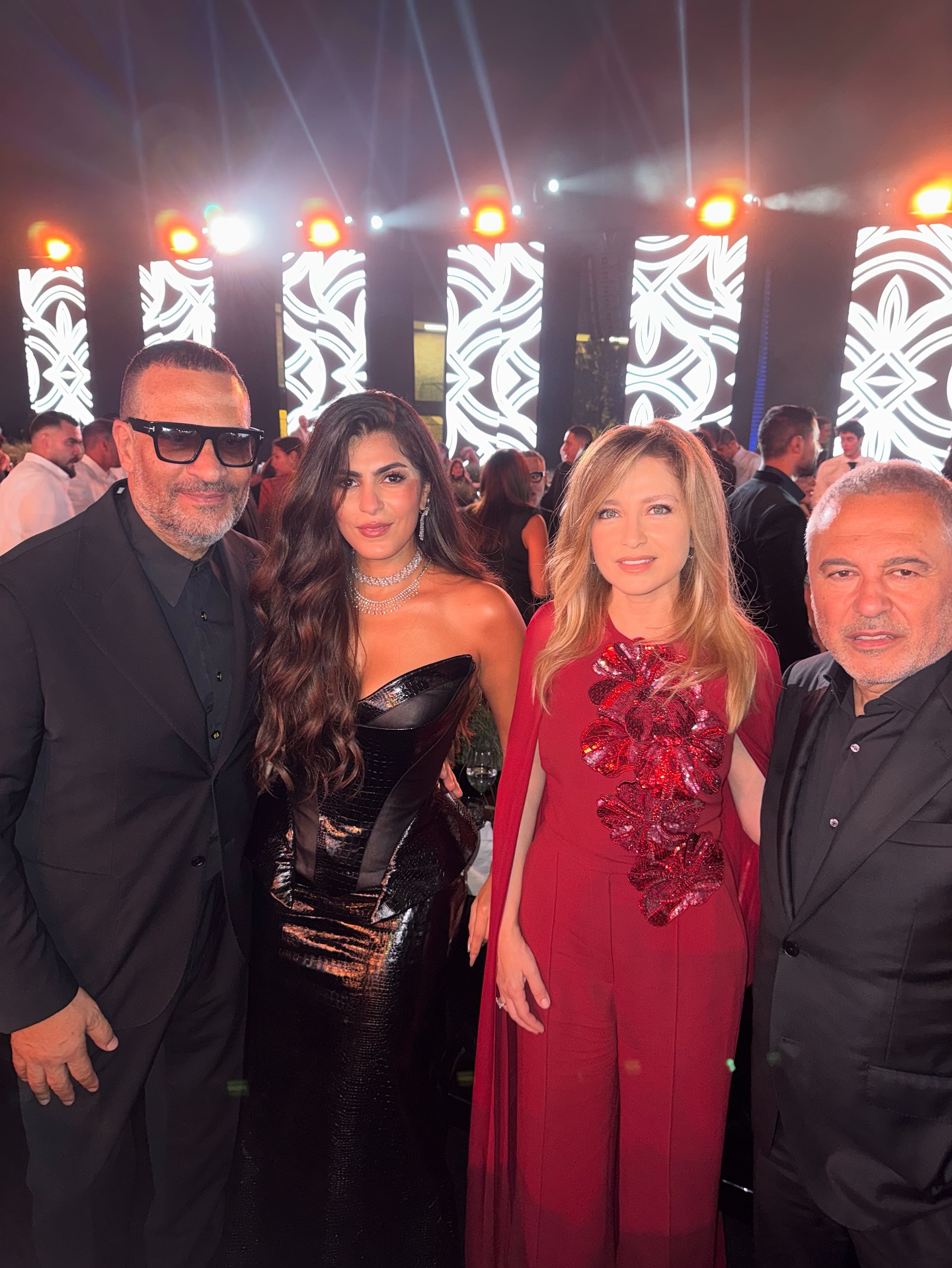 إيلي صعب وعقيلته كلودين وضيفيهما (إنستغرام)