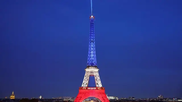 برج إيفل في باريس مضاء بألوان العلم الفرنسي 