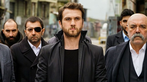 أراس بولوت.. مهندس الطيران الذي حلق في سماء النجومية