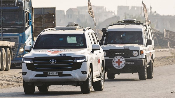 إسرائيل تسلم 15 جثماناً لفلسطينيين محتجزة لديها عبر الصليب الأحمر