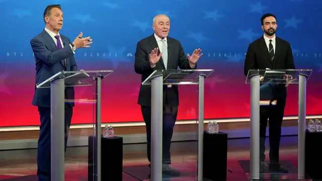 ممداني أثناء مناظرة مع المرشح المستقل أندرو كومو (يسار) والمرشح الجمهوري كيرتس سليوا (وسط)