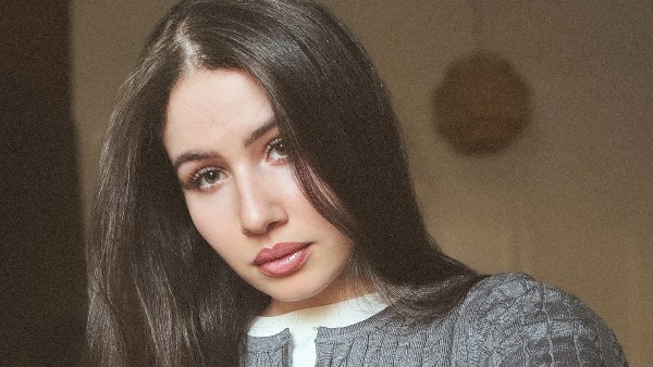 بلوجر مثيرة للجدل.. سلمى بدأت بخطافة الرجالة وانتهت بخلع الحجاب