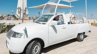 "مركبة الأمل"... سيّارة البابا فرنسيس جاهزة لأطفال غزّة!