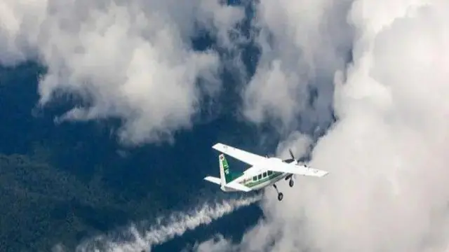 طائرة تمرُق بين الغيوم