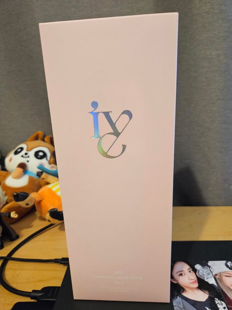 لقد وصل الإصدار 2 من Light Stick الرسمي من IVE