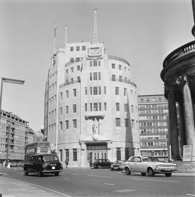 في عام 1932، افتتح الملك جورج الخامس مبنى "برودكاستينغ هاوس" الشهير في لندن