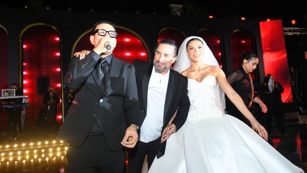 ببنهم 21 عاما .. لحظه سقوط هادي الباجوري وعروسته على الأرض في زفافهما