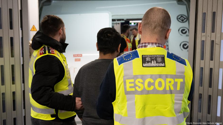 ألمانيا.. التشجيع على العودة الطوعية بدل ترحيل اللاجئين – DW – 2025/11/5 ألمانيا.. التشجيع على العودة الطوعية بدل ترحيل اللاجئين – DW – 2025/11/5