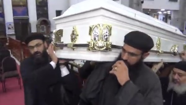 جثمانا كاهن كنيسة الأنبا شنودة بالغردقة وزوجته يصلان الكاتدرائية