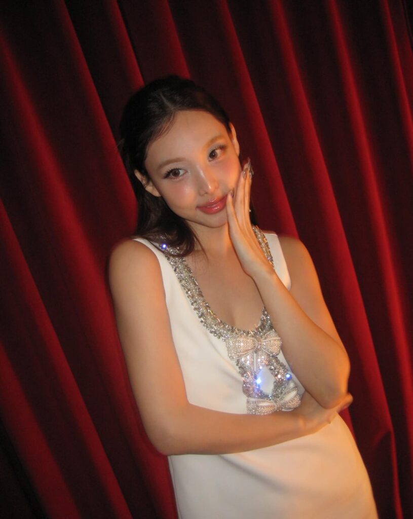 251124 تحديث نايون على الانستقرام - @fingersuit وHoliday🎄♥