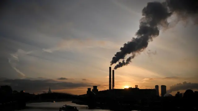 يتصاعد البخار من أنابيب محطة توليد الطاقة الحرارية والكهربائية المشتركة غرب موسكو في 20 نوفمبر/تشرين الثاني 2025. محطة توليد الطاقة الحرارية والكهربائية المشتركة 12 هي محطة توليد طاقة في موسكو، افتُتحت في يونيو/حزيران 1941، وتقع على جسر بيريزكوفسكايا، وتبلغ قدرتها الحالية 611.6 ميجاوات.