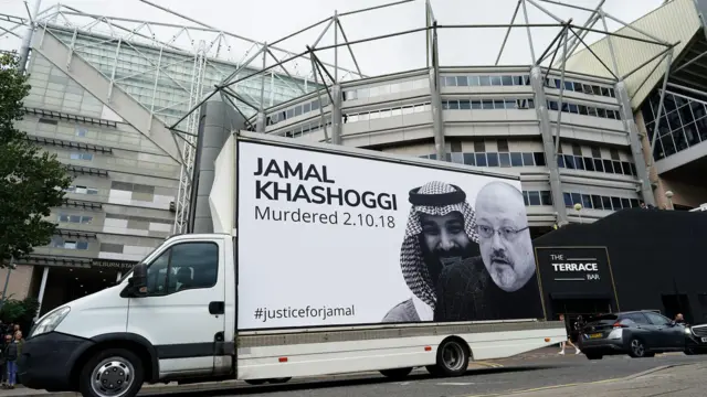مرّت شاحنة تحمل صورة جمال خاشقجي أمام ملعب سانت جيمس بارك، حيث خاض نيوكاسل يونايتد أولى مبارياته بعد استحواذه عليه في 17 أكتوبر/تشرين الأول 2021 في نيوكاسل أبون تاين، إنجلترا. 