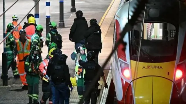 رجال شرطة وإنقاذ يعملون قرب قطار حيث وقعت حادثة طعن لعدة أشخاص في شرق إنجلترا 