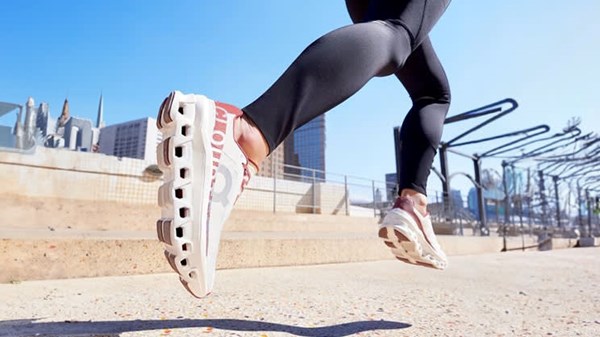 7 أحذية رياضية.. الأكثر أناقة في شتاء 2025