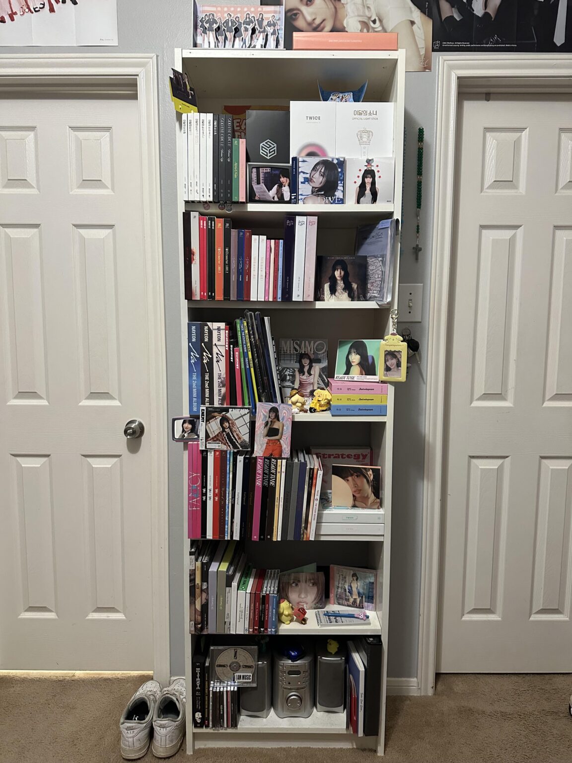 هل يمكنكم يا رفاق تخمين من هو تحيّزي على الرف الخاص بي ¿