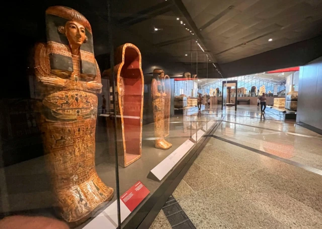 مجموعة من التماثيل دخل قاعة عرض بالمتحف المصري الكبير