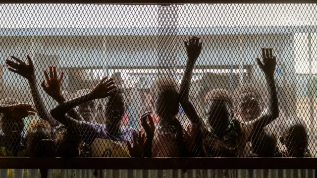 أطفال يتجمعون عند نافذة مسيّجة في فصل دراسي آمن تديره منظمة "وار تشايلد هولندا" في مركز رينك للعبور بمدينة رينك، جنوب السودان، في 17 نوفمبر/تشرين الثاني 2025. 