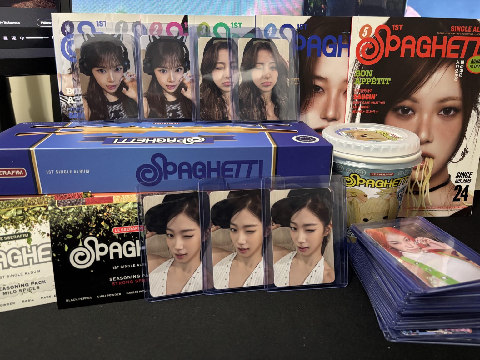 لذلك اشتريت كل شيء تقريبًا دفعة واحدة كطلب مسبق وتفاجأت ببطاقات الصور. هل هذا طبيعي؟ وجود نفس الصور الفوتوغرافية في 3 إصدارات. مضحك جداً. أول مرة أشتري ألبومات الطلب المسبق.