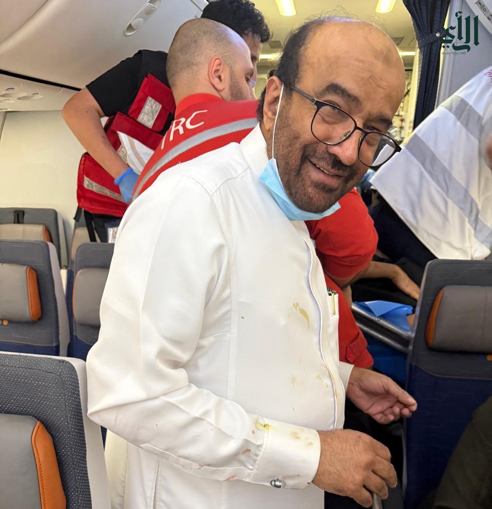 إنسانية في السماء.. الدكتور ناصر فقيه يُسعف امرأة تضع مولودها أثناء رحلة جوية إلى أبها » صحيفة الرأي الإلكترونية