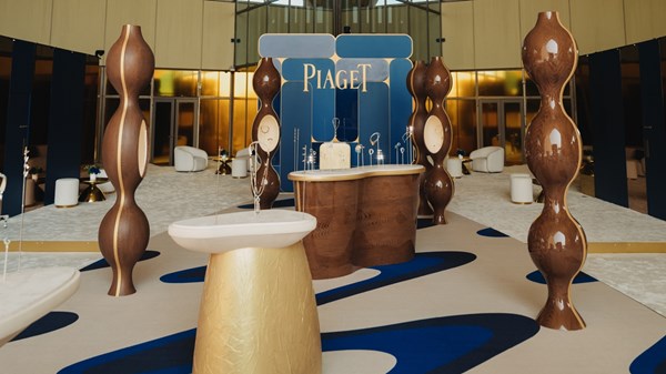 «بياجيه» تضيء سماء أبوظبي بجمال استثنائي في «أشكال الأناقة الفائقة» «بياجيه» تضيء سماء أبوظبي بجمال استثنائي في «أشكال الأناقة الفائقة»