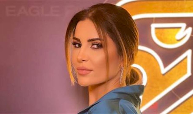 ممثلة لبنانية شهيرة تتألق بفستان مكشوف الصدر والكتفين (صورة) ممثلة-لبنانية-شهيرة-تتألق-بفستان-مكشوف-الصدر-والكتفين-(صورة)