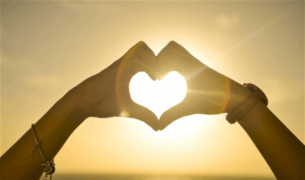 رُصدا وهما يتبادلان الحديث والضحك.. ممثل يتقرب من مؤثرة تصغره بـ28 عاما رُصدا-وهما-يتبادلان-الحديث-والضحك.-ممثل-يتقرب-من-مؤثرة-تصغره-بـ28-عاما