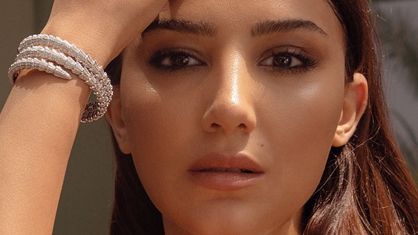 مي عمر تتقن اختيار المجوهرات.. قطع ساحرة من خزانتها مي عمر تتقن اختيار المجوهرات.. قطع ساحرة من خزانتها